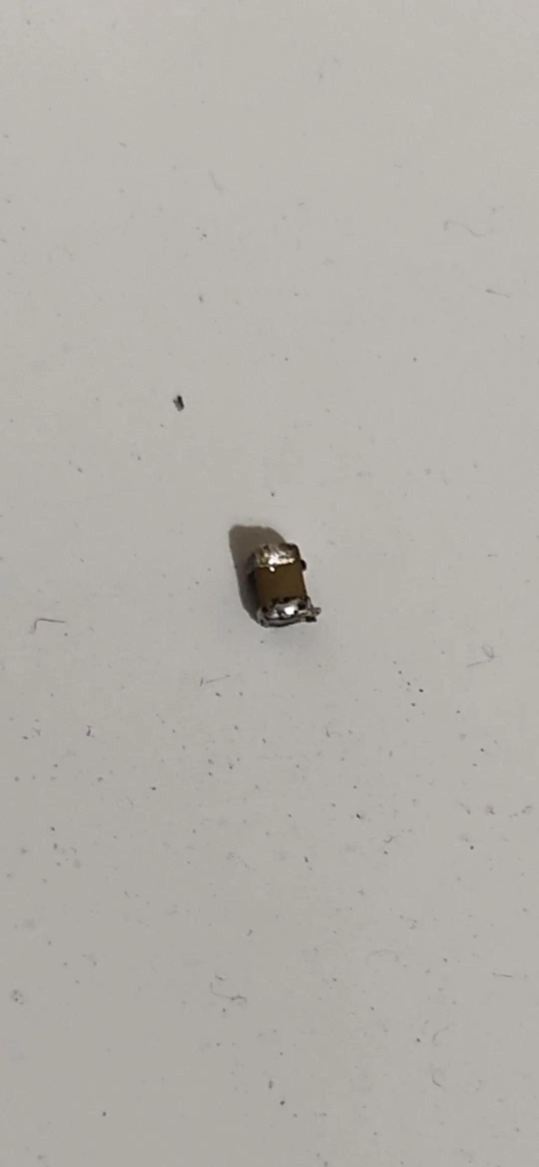 32寸显示器出现黑斑,杂牌显示器黑中发亮