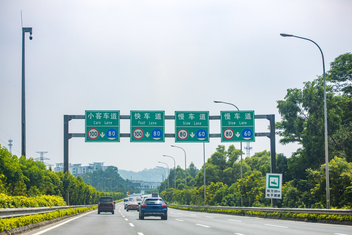 遇到高速碰瓷的怎么处理,警惕碰瓷新花样主动打110报警