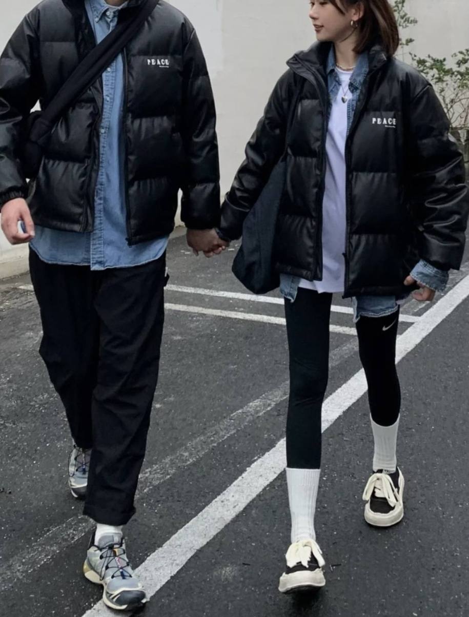 白色羽绒服搭配鲨鱼裤马丁靴 (长款羽绒服搭配鲨鱼裤烟管靴)