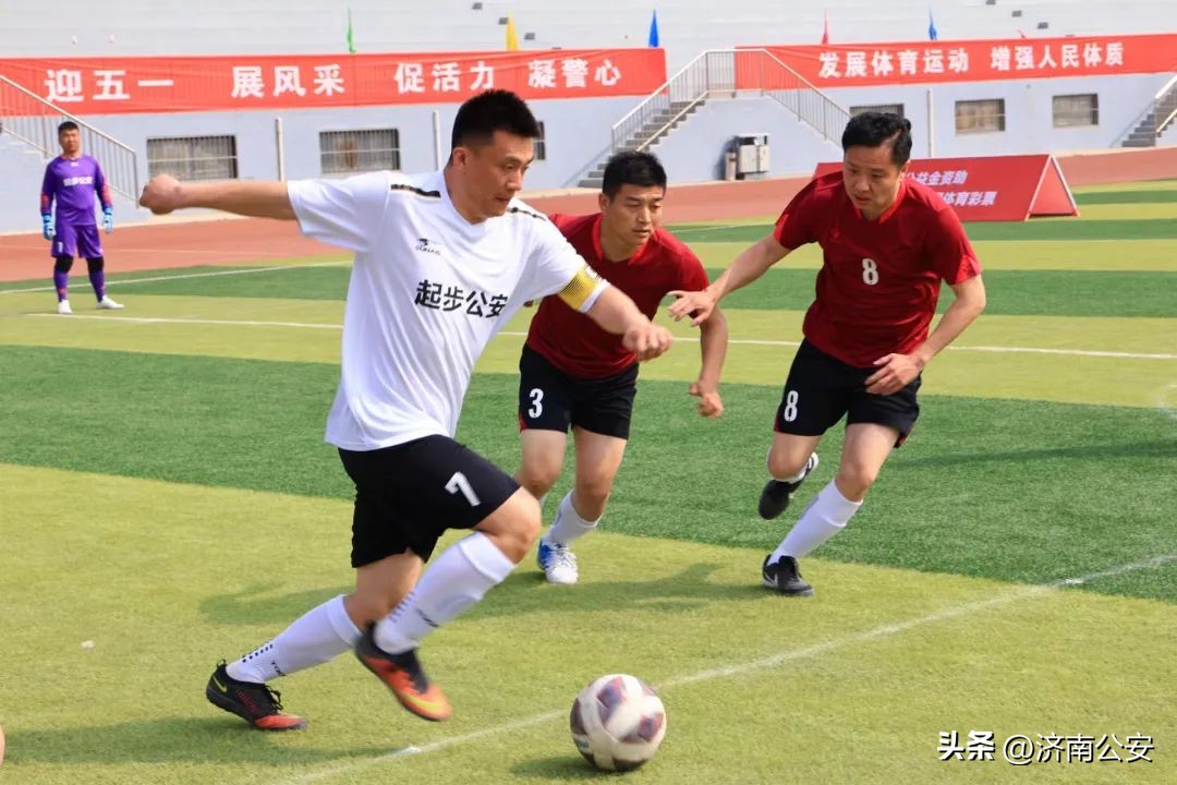瞧瞧～警察队伍里的“足球小子”！