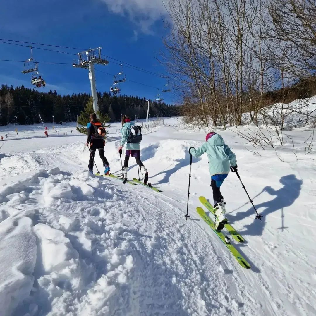 最像滑雪服的冲锋衣,冲锋衣和滑雪服外观