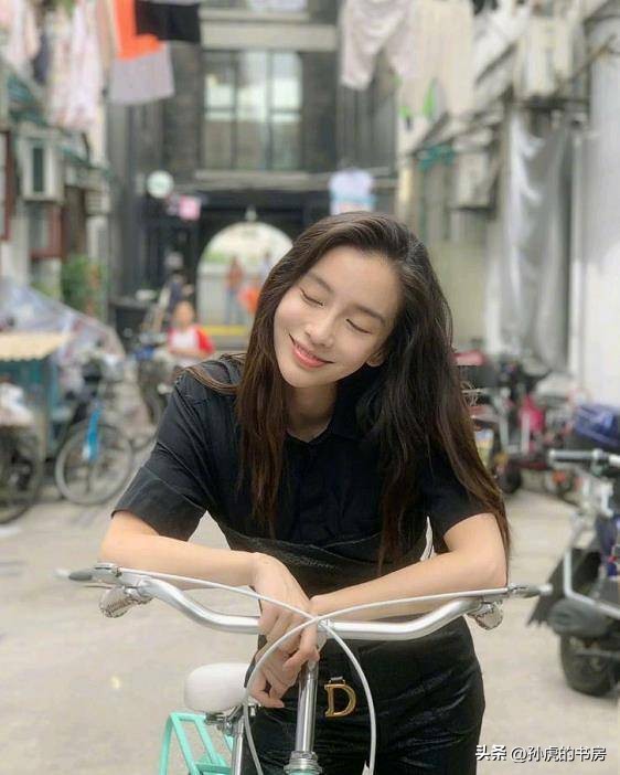 baby机场小海绵曝光,网上晒出angelababy陪儿子小海绵