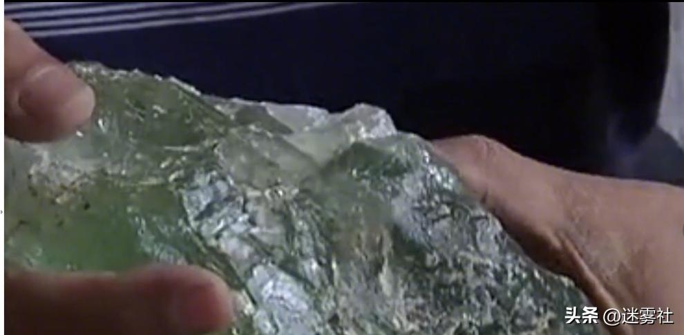 河南老汉花600元买发光水晶，深夜发出强光，专家：这只是萤石