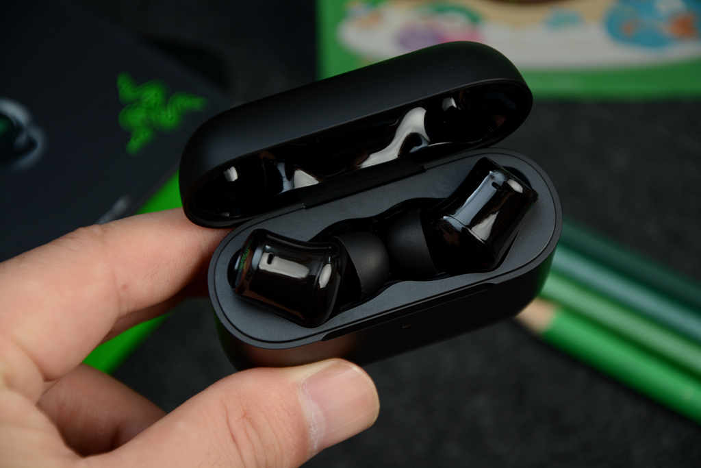 RGB灯、主动降噪，灯厂代表作，雷蛇战锤狂鲨真无线二代耳机开箱