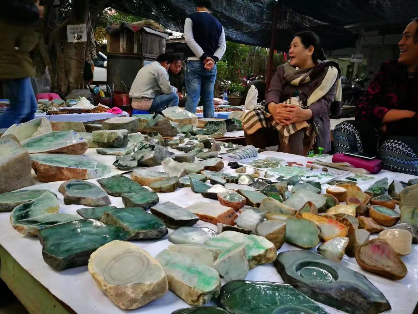 云南旅游买了一块原石是真的吗,去云南旅游买了块石头