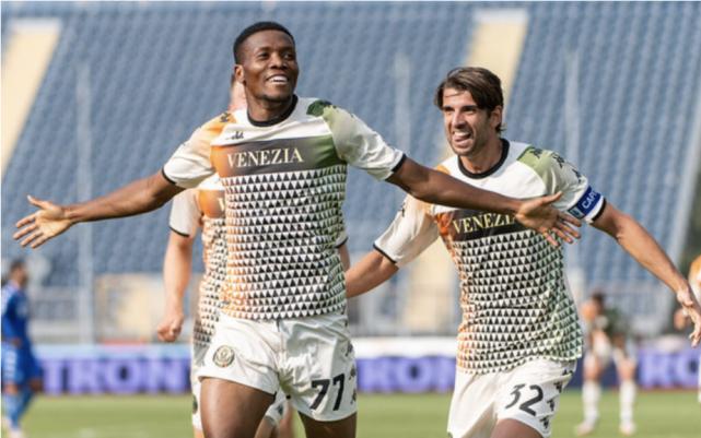 亚特兰大vs佛罗伦萨红牌,亚特兰大和真蓝黑