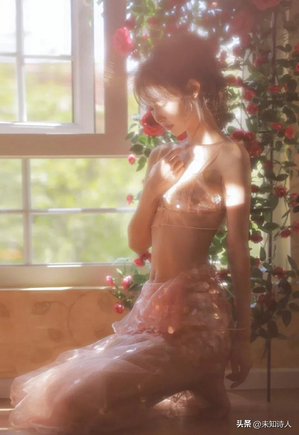 阳光穿过窗口玻璃，直接射在美女身上，曼妙的身姿若隐若现！