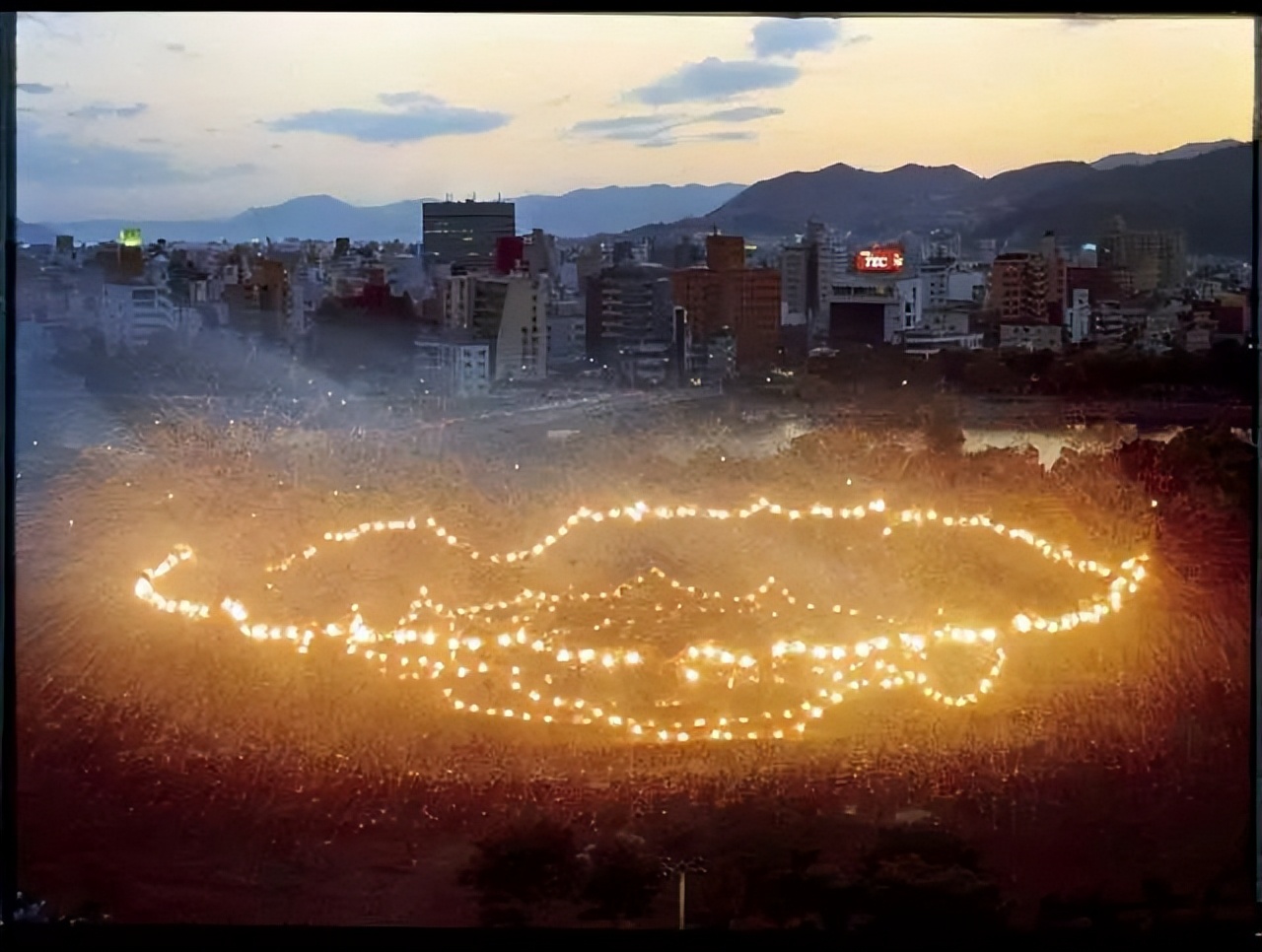 给奶奶“造”了一架天梯,靠*药火**爆炸作画,全球最会“玩火”的人