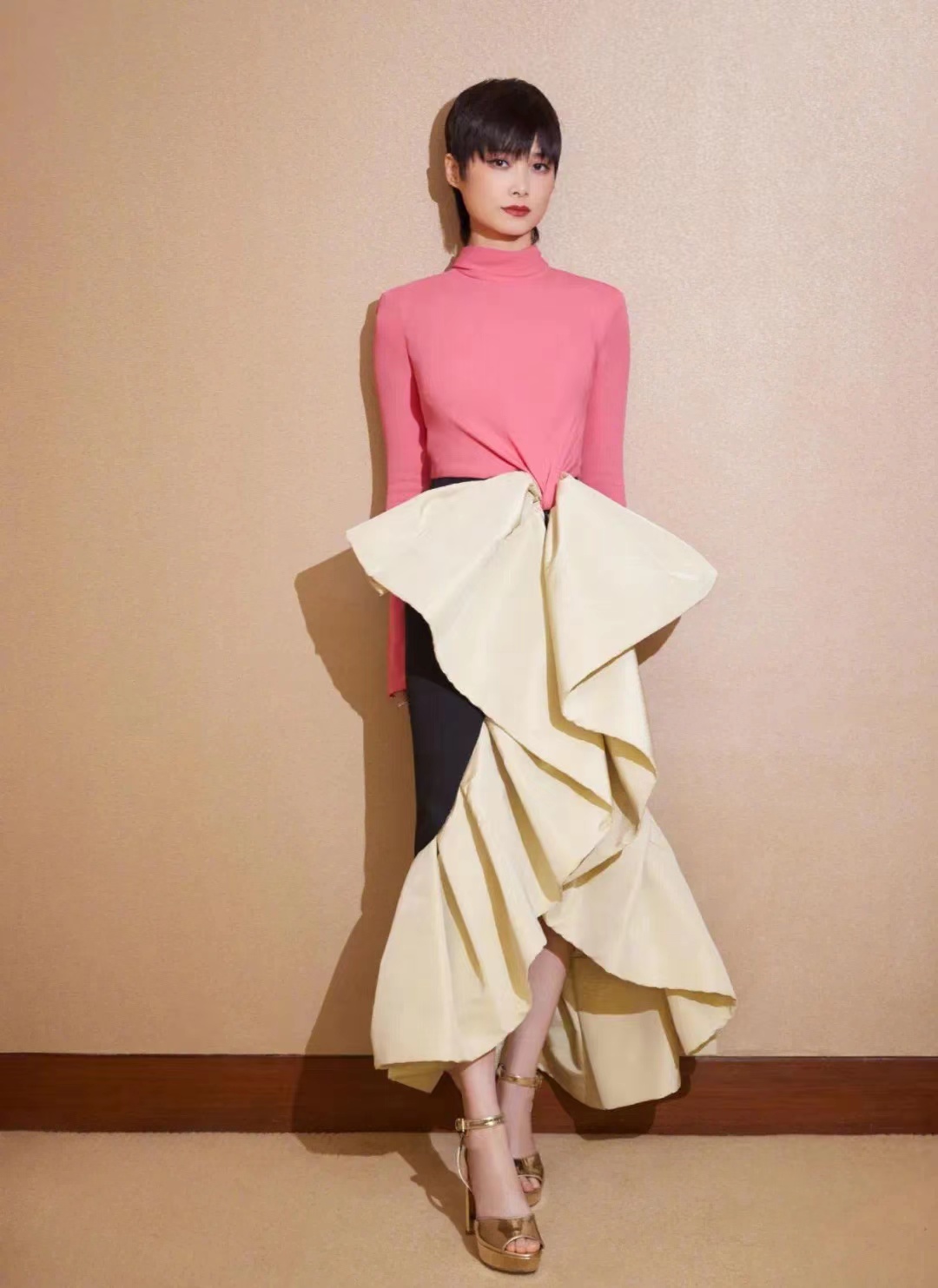 帅气的李宇春短裤亮相,李宇春白衣黑裤帅气造型