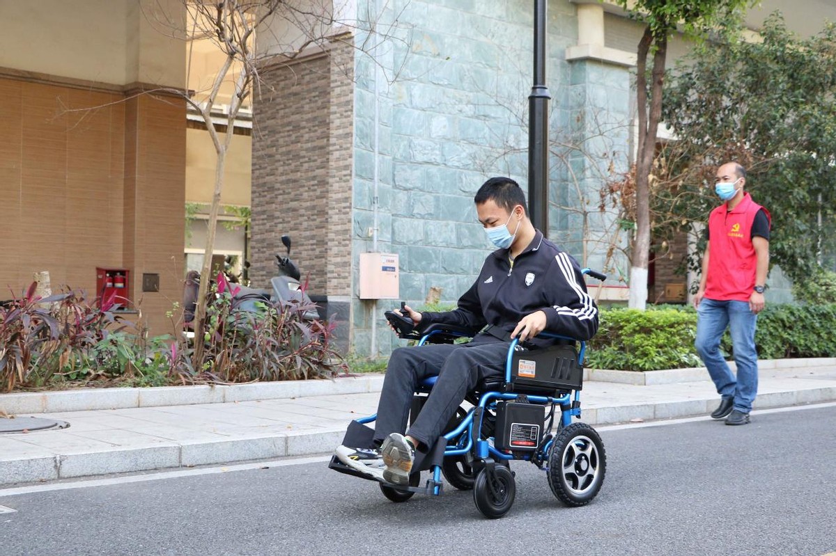 广州市民电动轮椅出行,广州年轻人电动轮椅出行