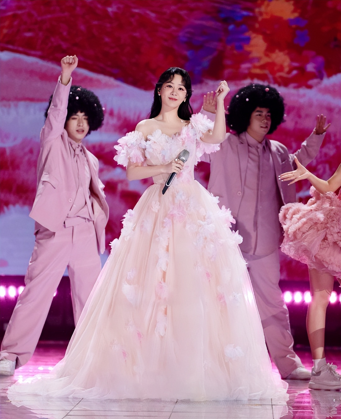 北京台春晚杨幂关晓彤杨紫,元旦跨年演唱会关晓彤造型