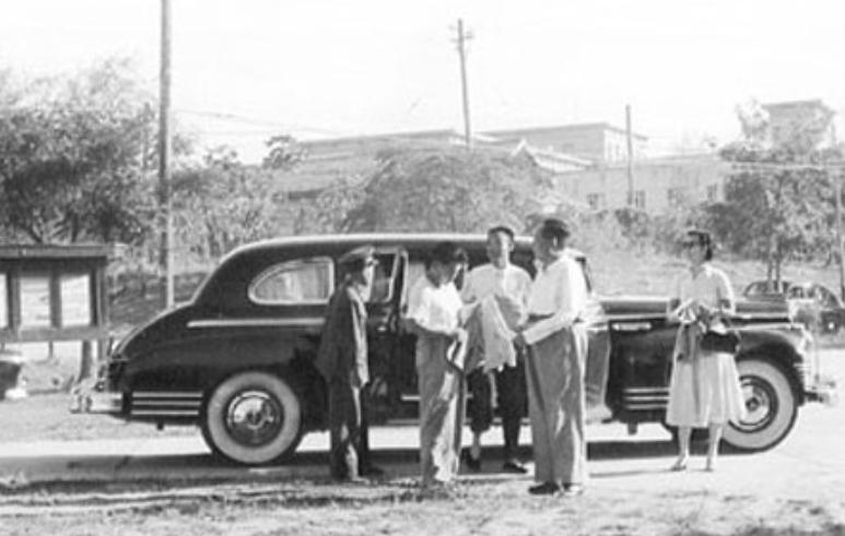 1957年，一张苏联交通宣传画被带到北京，毛*东泽**：纠正违章先敬礼