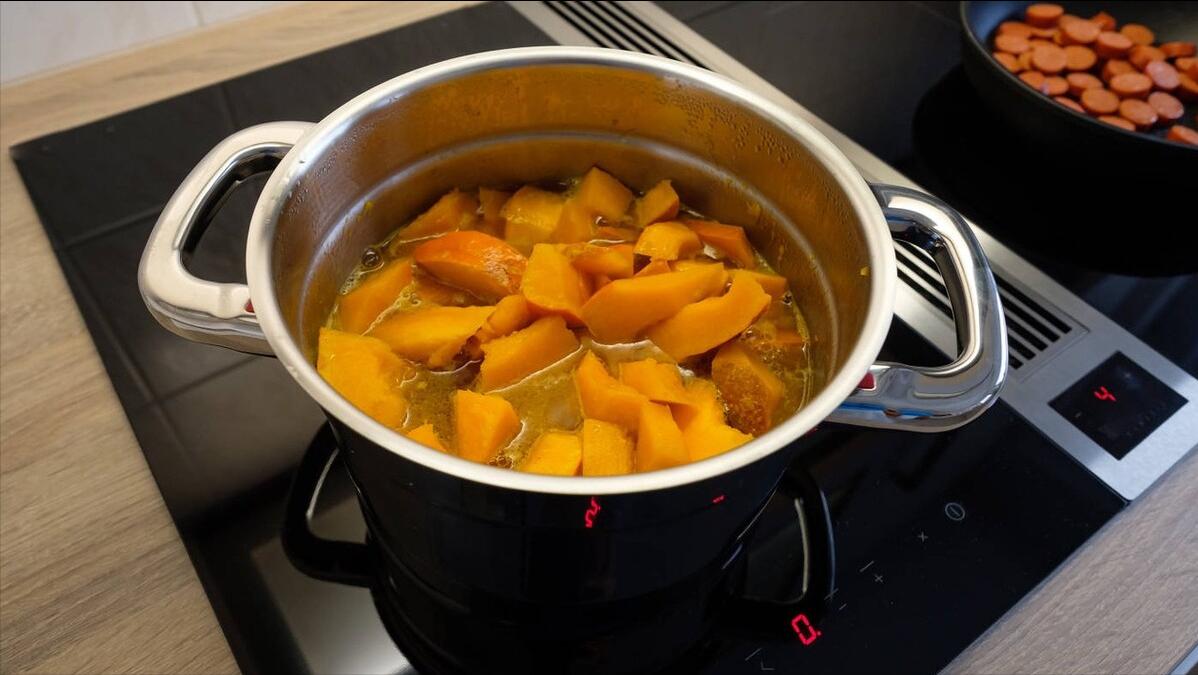 电磁炉是通过电涡流效应工作的,电磁炉的原理视频解析