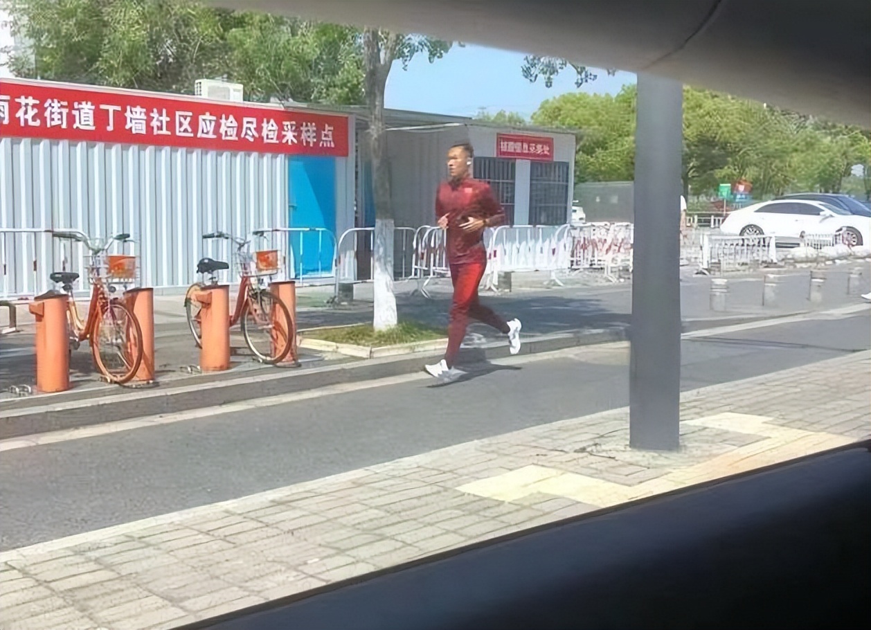 自律小伙楼顶跑步,自律队长以前视频