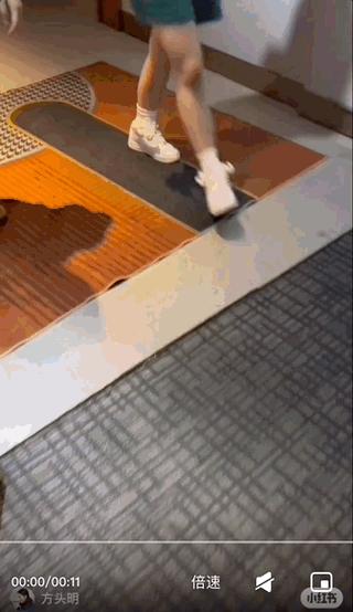 顶腮、挑眉、摸鼻子…全网美女都在模仿“普信男”，细节太到位！