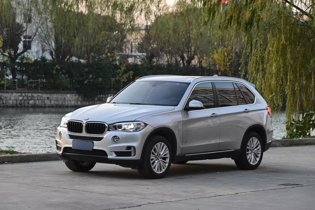 二手宝马x5黑武士顶配14款价格,银灰色二手柴油版宝马x5