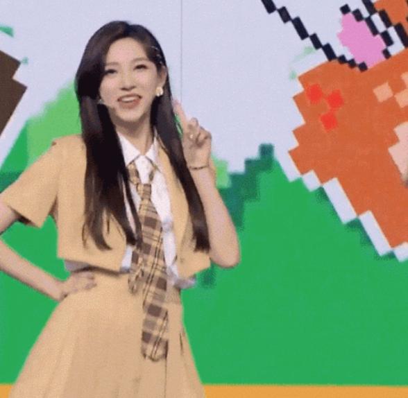 贾玲沈腾本色出演张小斐,贾玲张小斐2020微博之夜红毯视频