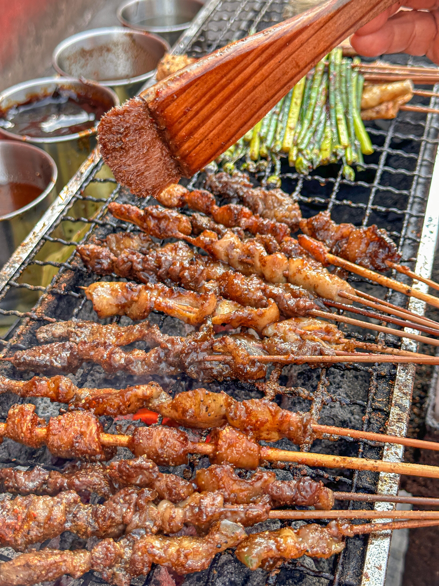 90后小夫妻摆摊卖烧烤,80后女人摆摊卖汤粉