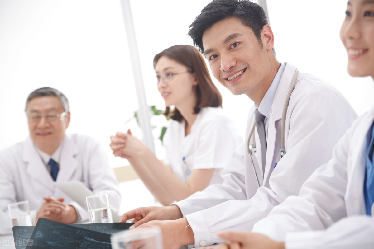 腰部的白癜风是如何患上的,小女孩腰部白癜风