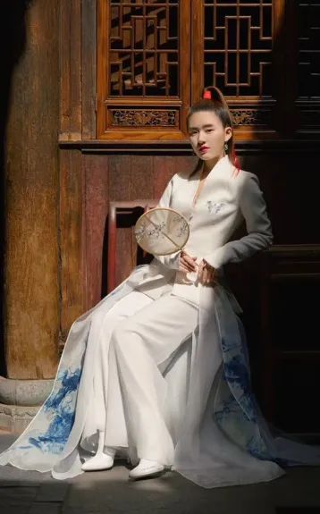 赵露思穿上廉价中国风礼服，俗成了18线网红