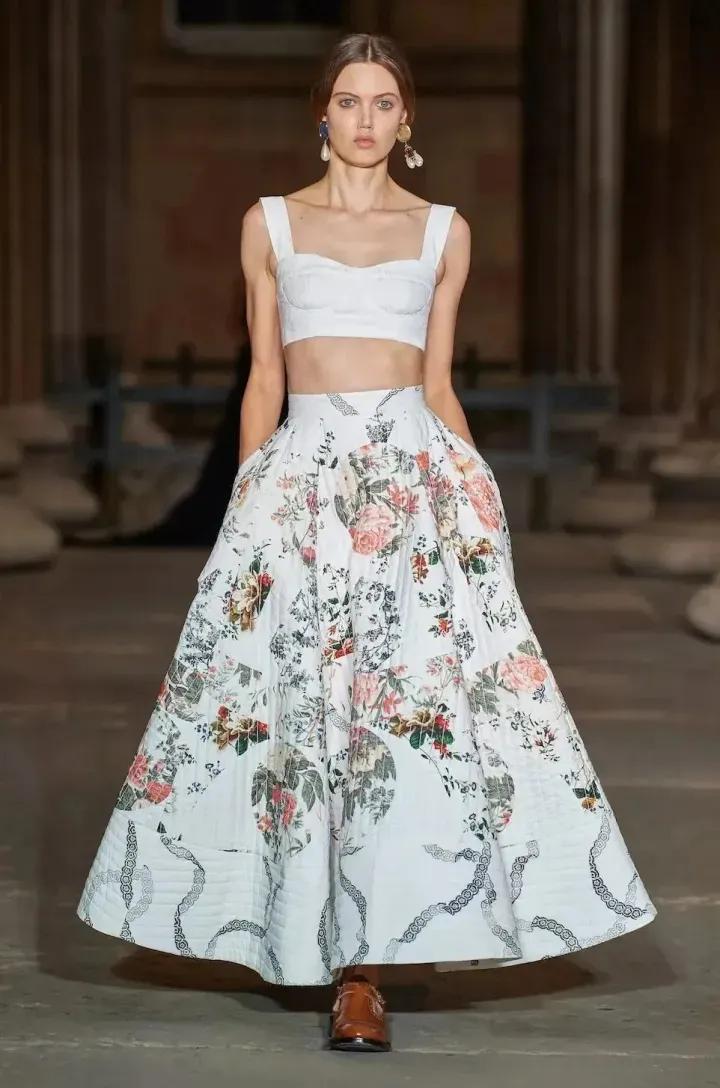 2022流行秋季女装新款穿搭高级,2023年冬季女装流行趋势与流行色