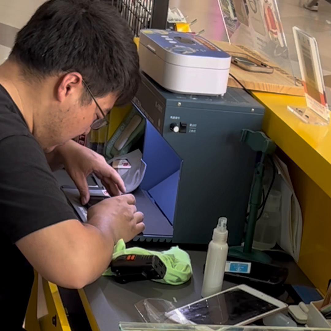 不正经的手机贴膜,手机贴膜也能救命