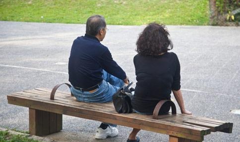 毁三观：60岁父亲出轨远房亲戚，好纠结：作为子女应该怎么办？