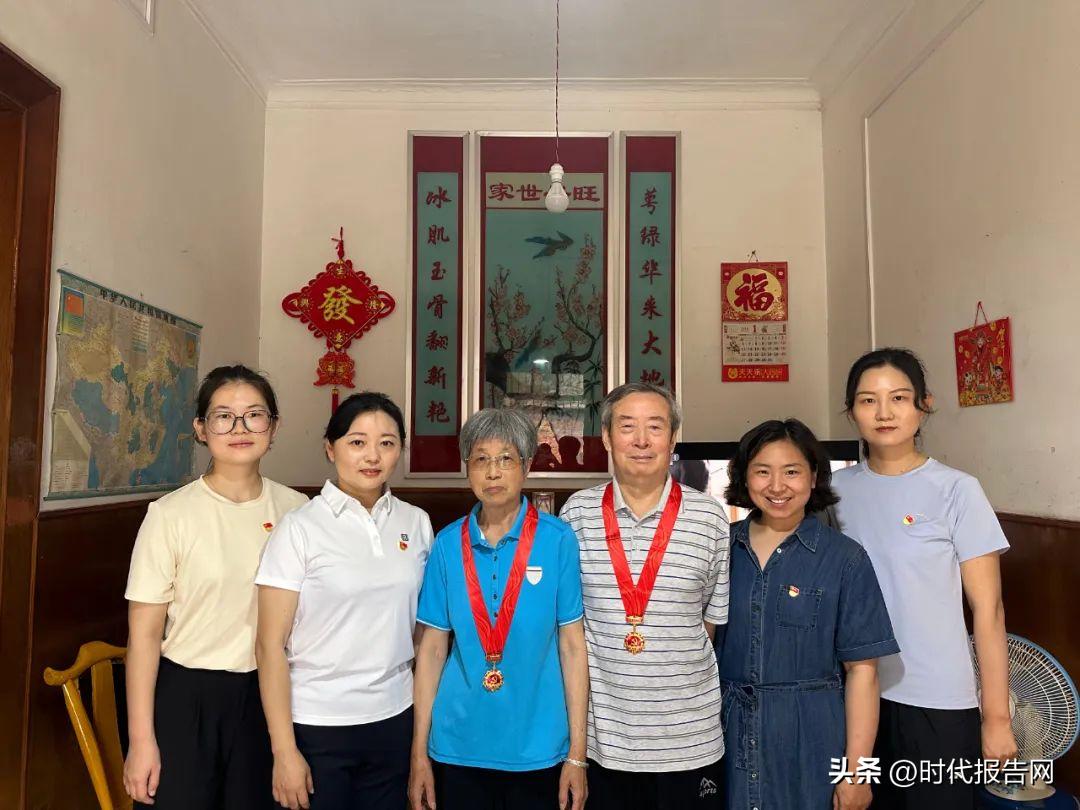 同心协力庆七一,为在党50周年党员送纪念章