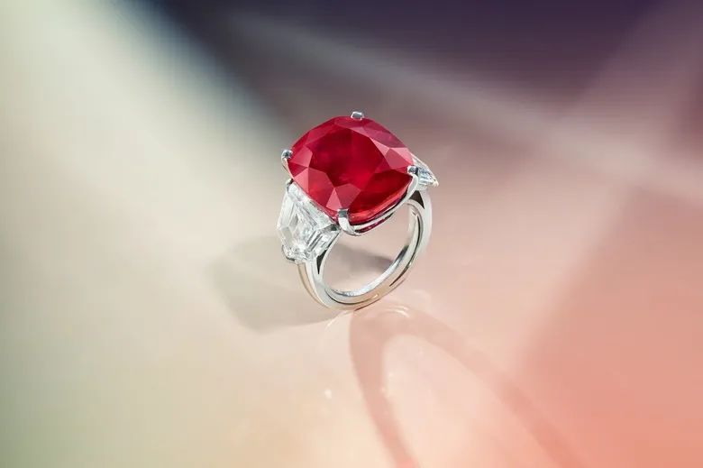 伊丽莎白·泰勒的珠宝最后给了谁,伊丽莎白泰勒和奢华珠宝