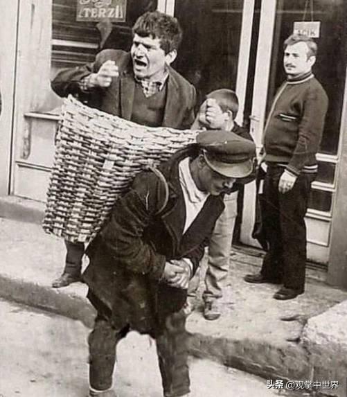 日军当着国军的面杀俘虏,日军侵华兽行