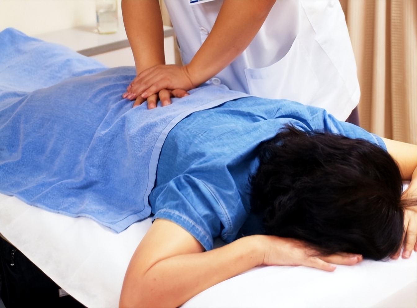 澡堂挂“酒后禁止洗浴”是何意？行家说出3个原由，让人醍醐灌顶