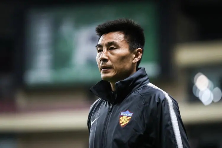 李玮峰带走了几个球队了,中国球迷对李玮锋评价