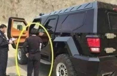 大妈开豪车上牌被交警拦下,大妈开豪车上牌违法吗