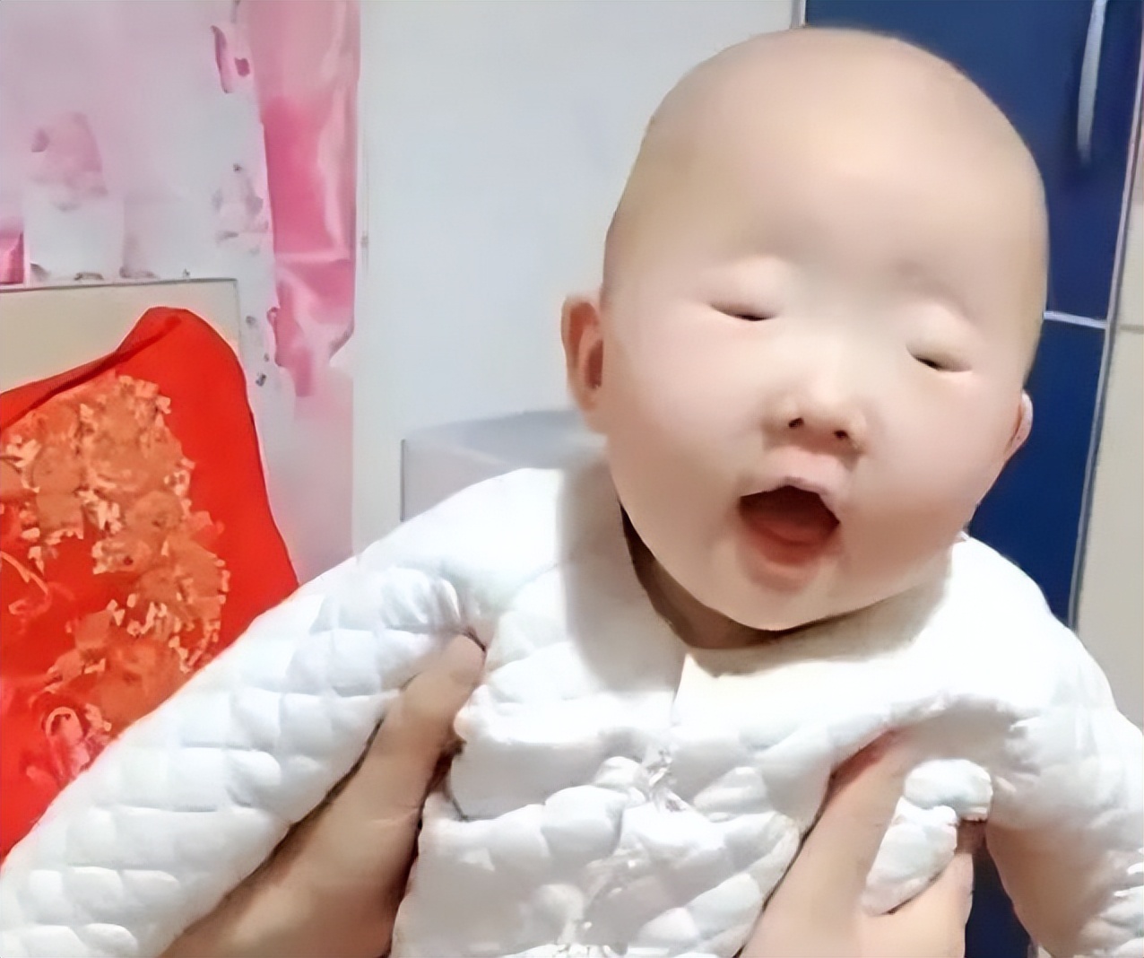 “绿豆眼”宝宝火了，眼睛只有一条缝，网友：确定睁开了吗？