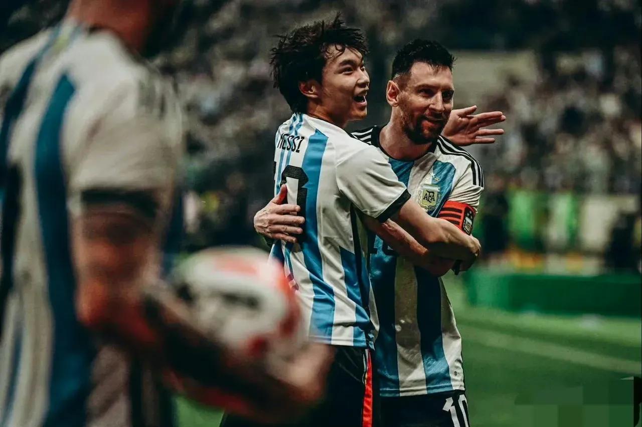 球迷冲进赛场拥抱梅西,球迷冲进球场膜拜梅西完整视频