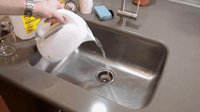 下水道被油堵怎么除油,下水道被油污堵了有什么办法