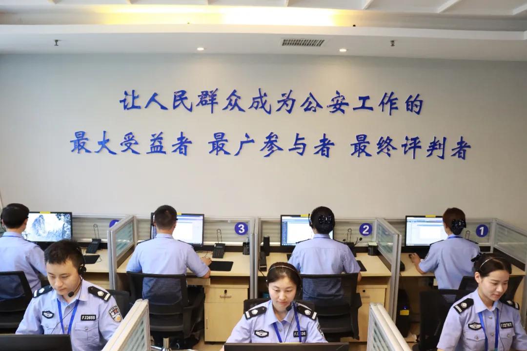 商州公安守护万家平安,守护万家团圆中秋节警察