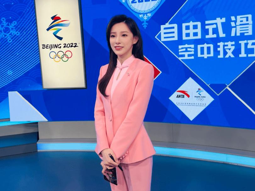 央视美女主持人马凡舒，出战世界杯！走秀时不慎泳裤滑落被骂炒作