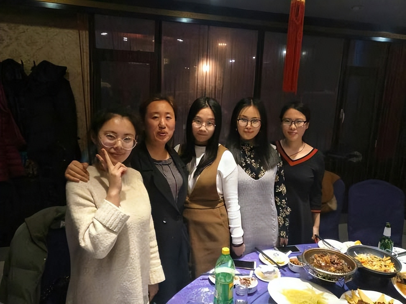 四川女子过生日，闺蜜送花束环绕的猪头：口红睫毛耳钉一样不少