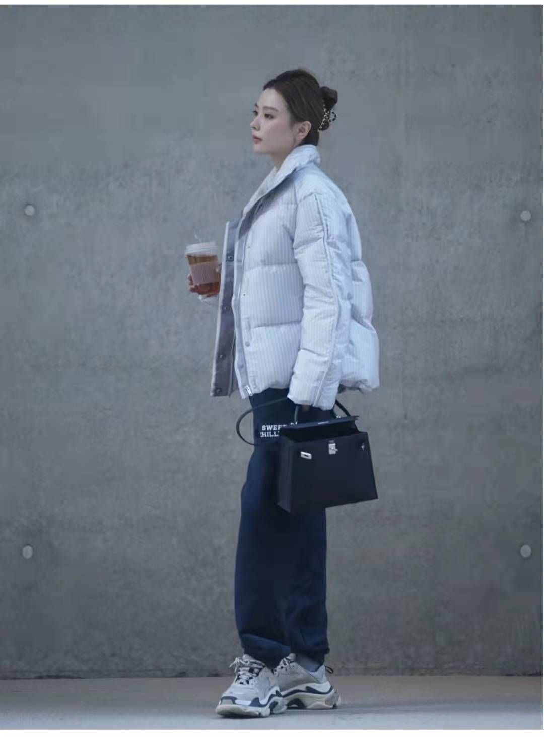 35岁女性穿白色羽绒服好看吗,女人什么时候穿黑色羽绒服好看