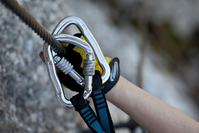 游客擅自爬山遇险救援要钱吗,游客自陷风险救援费用谁来出