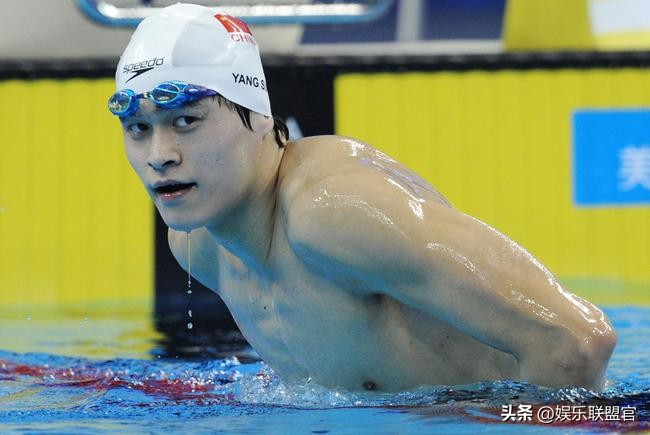 撩汉、乱认爸、男男接吻，这6位明星是没分寸感，还是“耍流氓”