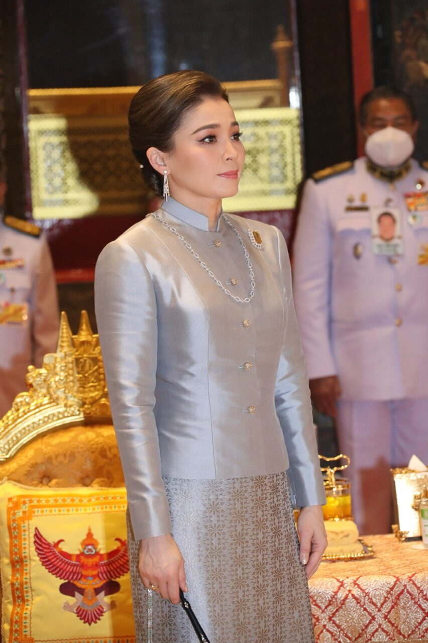 泰国王后苏提达休闲装,泰国王后苏提达穿娘惹装