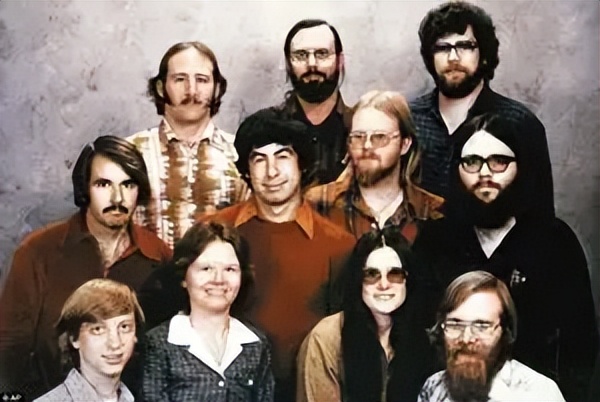 比尔盖茨建立微软帝国,比尔盖茨几岁创立微软成长经历