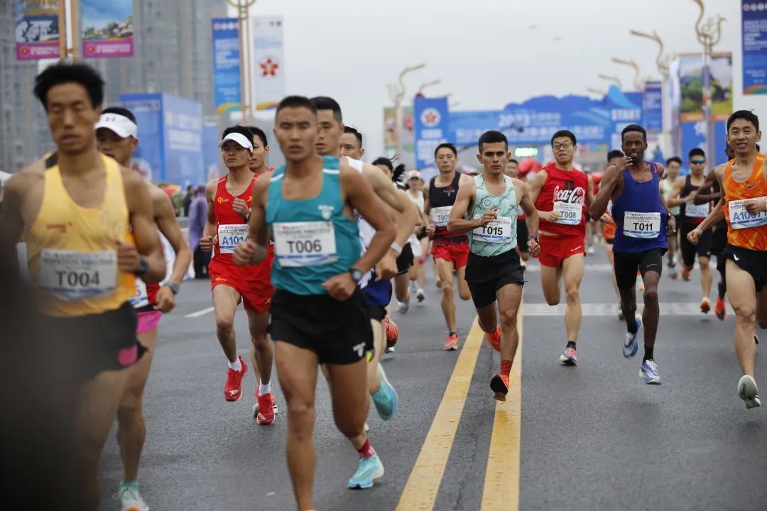 万人一起骑马的视频,万人齐跑马拉松