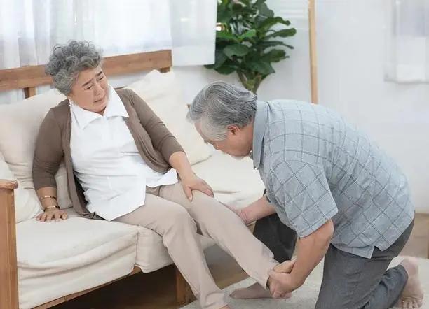 中老年人腿软无力是什么原因,老年人腿发软怎么回事