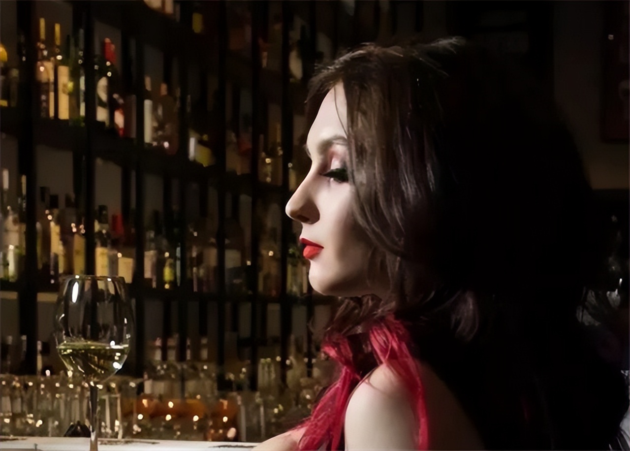 一晚赚上万，戛纳电影节钱色交易，成欧洲“高级陪客”赚钱天堂