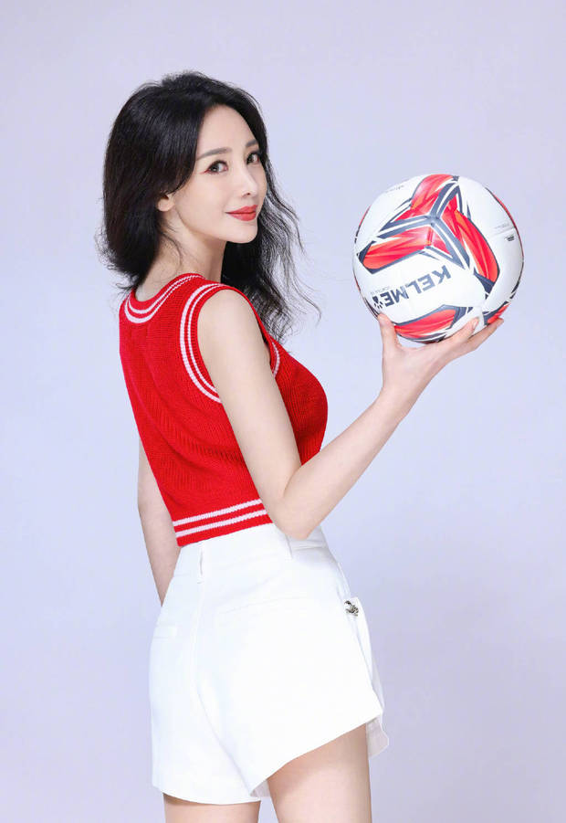 柳岩真是秒变回18岁少女,柳岩变身击剑选手