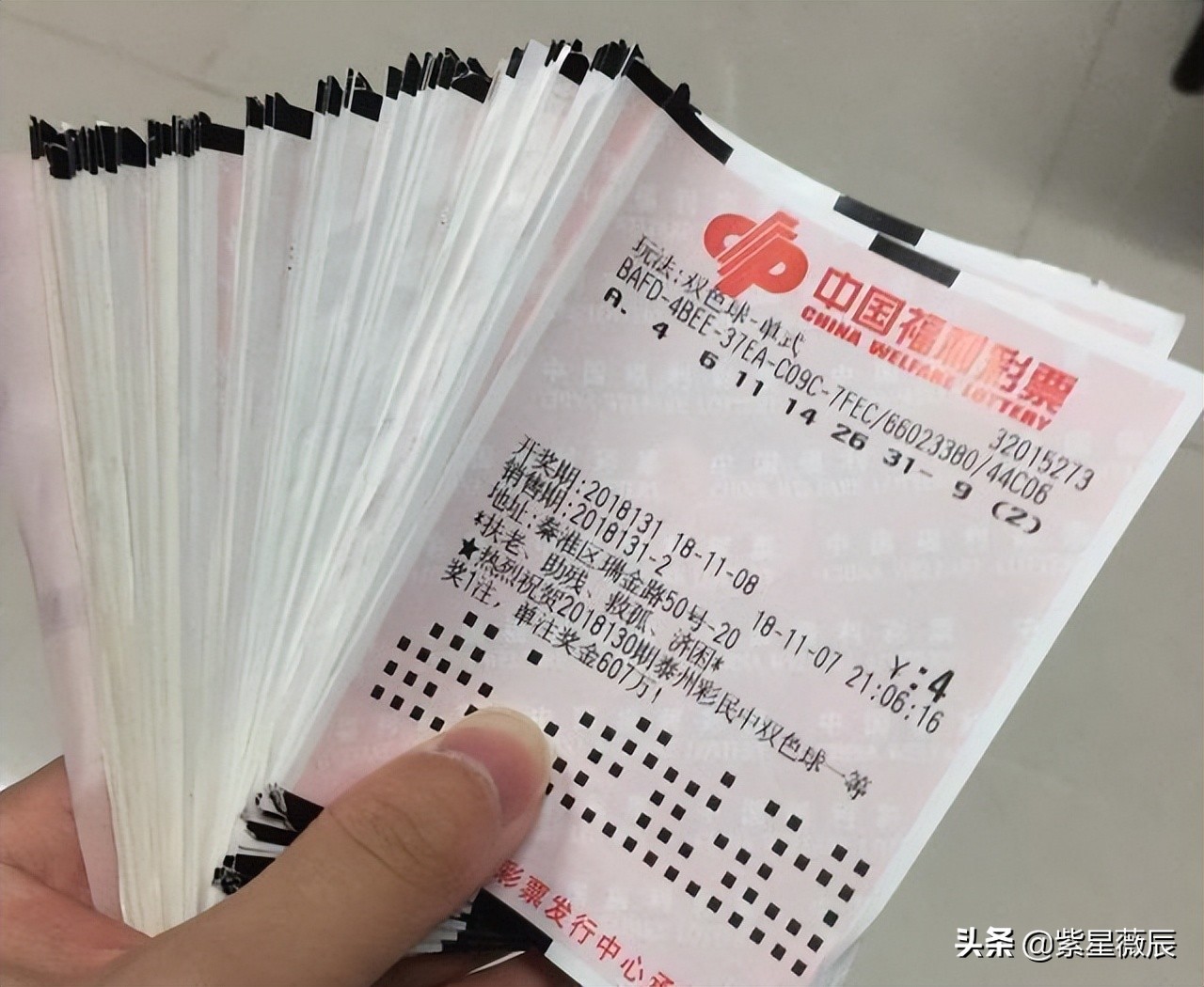 2002年美国老头买彩票中3亿美元,6年挥霍到家破人亡:每天花96万