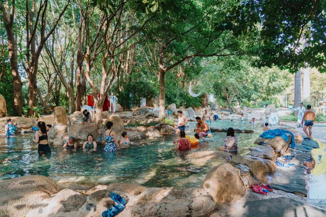 云南西部大峡谷泡温泉,云南原始森林温泉